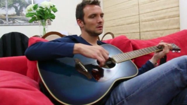 Ο καλλιτέχνης Γκουστάβο Μαντούκα με κιθάρα (VIDEO)
