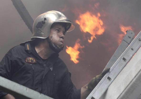 Μάχη με τη φωτιά στον Υμηττό -Κάηκαν σπίτια (ΦΩΤΟ)
