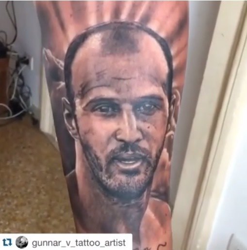 Συγκλόνισε ο Μόρας: Εκανε τατουάζ τον αδερφό του (ΦΩΤΟ)