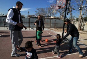 Οι καλαθοσφαιριστές Ανδρέας Γλυνιαδάκης (Α) και Γιάννης Καλαμπόκης (Κ), πρόεδρος του ΠΣΑΚ παίζουν μπάκετ με παιδιά προσφύγων στο κέντρο φιλοξενίας προσφύγων στον Ελαιώνα, Αθήνα , τη Δευτέρα 28 Δεκεμβρίου 2015. Μπασκετμπολίστες- μέλη του Πανελλήνιου Συνδέσμου Αμειβόμενων Καλαθοσφαιριστών βρέθηκαν σήμερα στο ανοιχτό κέντρο φιλοξενίας προσφύγων στον Ελαιώνα, μοίρασαν δώρα στα παιδιά και έπαιξαν μαζί τους χαρίζοντάς τους μερικές στιγμές χαράς. ΑΠΕ-ΜΠΕ/ΑΠΕ-ΜΠΕ/ΣΥΜΕΛΑ ΠΑΝΤΖΑΡΤΖΗ