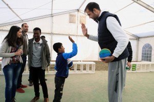 Ο καλαθοσφαιριστής Ανδρέας Γλυνιαδάκης (Δ) παίζει μπάσκετ με παιδιά προσφύγων στο κέντρο φιλοξενίας προσφύγων στον Ελαιώνα, Αθήνα , τη Δευτέρα 28 Δεκεμβρίου 2015. Μπασκετμπολίστες- μέλη του Πανελλήνιου Συνδέσμου Αμειβόμενων Καλαθοσφαιριστών βρέθηκαν σήμερα στο ανοιχτό κέντρο φιλοξενίας προσφύγων στον Ελαιώνα, μοίρασαν δώρα στα παιδιά και έπαιξαν μαζί τους χαρίζοντάς τους μερικές στιγμές χαράς. ΑΠΕ-ΜΠΕ/ΑΠΕ-ΜΠΕ/ΣΥΜΕΛΑ ΠΑΝΤΖΑΡΤΖΗ