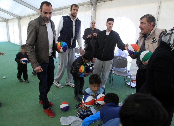 Ο Καλαμπόκης παίζει μπάσκετ με προσφυγόπουλα (ΦΩΤΟ)