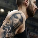 Έκανε τατουάζ τη γυναίκα του ο Βασιλόπουλος (ΦΩΤΟ)