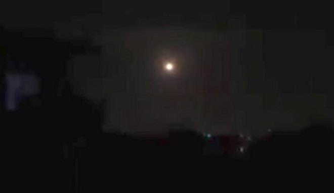 Guardian: Προσευχή στον Αλλάχ, καθώς έσκαγαν οι πύραυλοι στη Δαμασκό (VIDEO)
