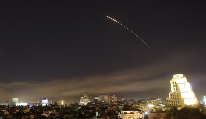 Συρία: Αναχαιτίστηκαν πύραυλοι που στόχευαν αεροπορικές βάσεις