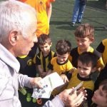 Επίσκεψη του Μίμη Παπαϊωάννου στους αθλητές του Nestoras FC (ΦΩΤΟ)