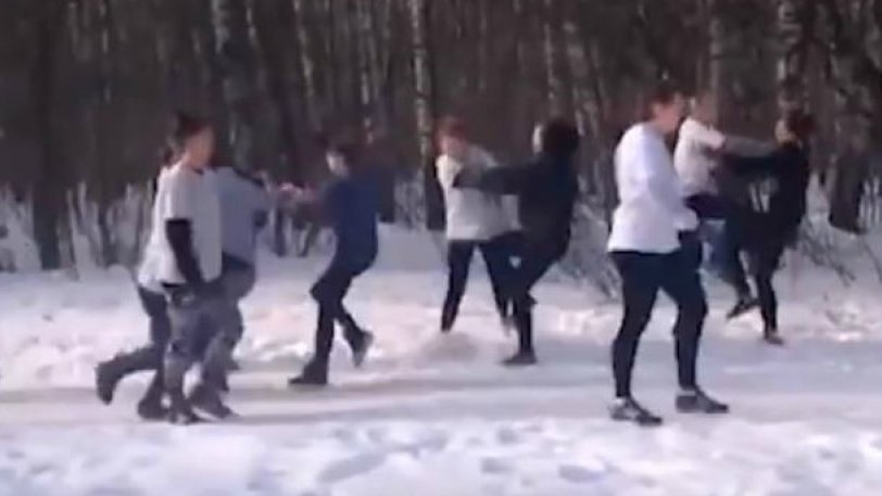Γυναίκες-χούλιγκανς στη Ρωσία παίζουν ξύλο στα χιόνια! (VIDEO)