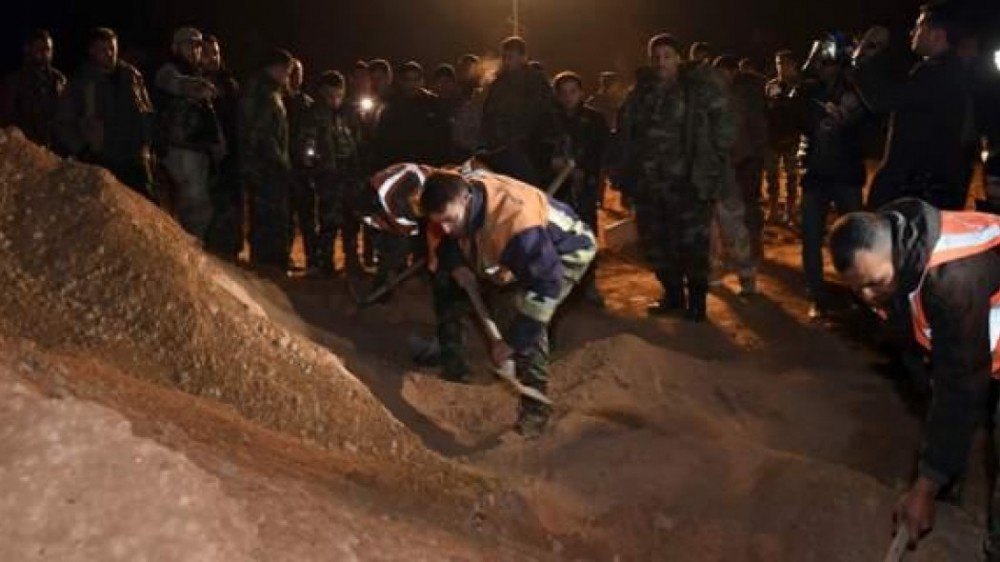 Παγκόσμιο σοκ: Ομαδικός τάφος με δεκάδες πτώματα σε γήπεδο ποδοσφαίρου στη Ράκα!