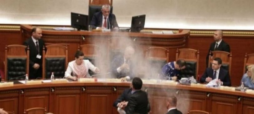 Αλεύρωσαν τον Έντι Ράμα μέσα στην αλβανική Βουλή! (VIDEO)