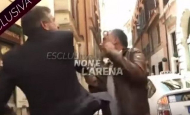Ιταλός πολιτικός χαστουκίζει δημοσιογράφο on air! (VIDEO)