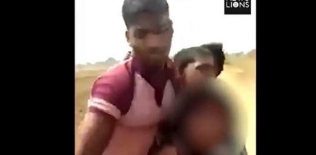 Έξι νεαροί στην Ινδία ξεγυμνώνουν και κακοποιούν κορίτσι στη μέση του δρόμου (VIDEO)
