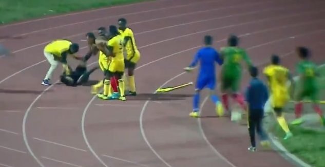 Διαιτητής στην Αιθιοπία πήρε σημαιάκι του κόρνερ για να προστατευτεί από ποδοσφαιριστές! (VIDEO)