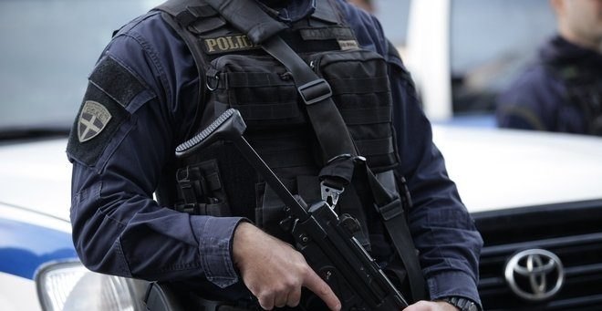 Γάζωναν αστυνομικούς από τα μπαλκόνια σε έλεγχο για ληστεία στα Λιόσια
