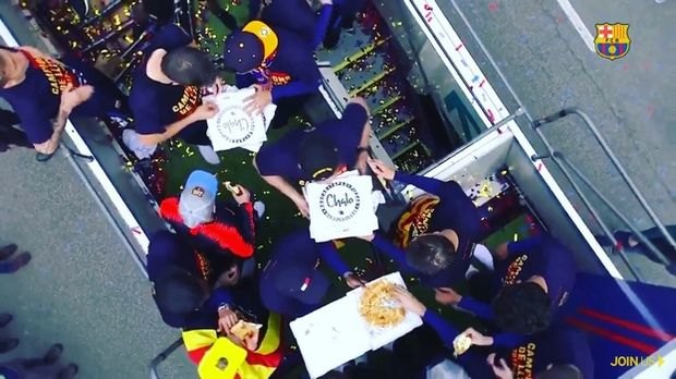 Φιέστα με πίτσα για τους παίκτες της Μπαρτσελόνα (VIDEO)