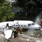 Αεροσκάφος κόπηκε στα δύο και οι επιβάτες σώθηκαν! (ΦΩΤΟ+VIDEO)