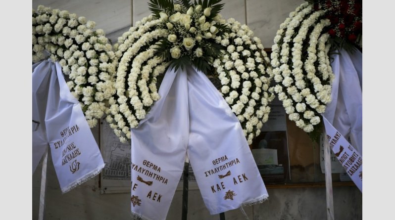 Στεφάνι της ΑΕΚ και του Αγγελόπουλου στη κηδεία του Πολίτη