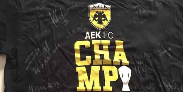 Συλλεκτικό t-shirt των Πρωταθλητών με όλες τις υπογραφές των παικτών της ΑΕΚ! (ΦΩΤΟ)