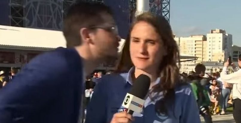 Οπαδός πήγε να φιλήσει δημοσιογράφο on air και... (VIDEO)