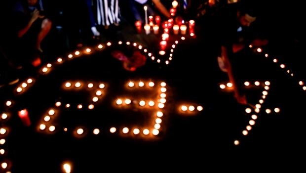Πλήθος κόσμου στο Σύνταγμα στη μνήμη των θυμάτων (ΦΩΤΟ+VIDEO)