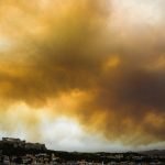 Ο καπνός από τις φλόγες στην Κινέτα «σκέπασε» το κέντρο της Αθήνας (ΦΩΤΟ)
