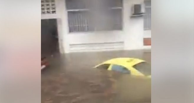 Βούλιαξαν αυτοκίνητα και πλημμύρισαν σπίτια στον Περισσό (VIDEO)