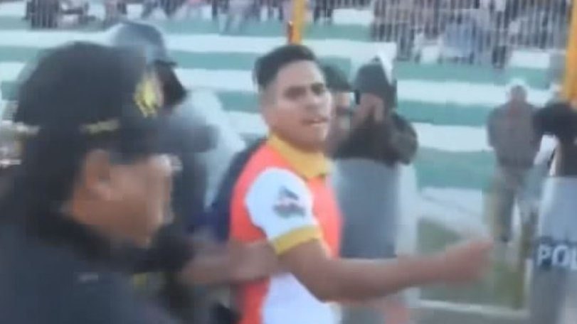 Συνέλαβαν ποδοσφαιριστή κατά τη διάρκεια του αγώνα! (VIDEO)