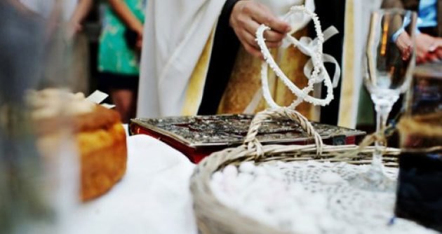 Ψεύτικοι ιερείς πάντρευαν ζευγάρια σε κτήμα στη Βαρυμπόμπη