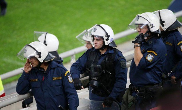 Επεισόδια οπαδών του Ολυμπιακού με την Αστυνομία, έξω από το Καραϊσκάκη