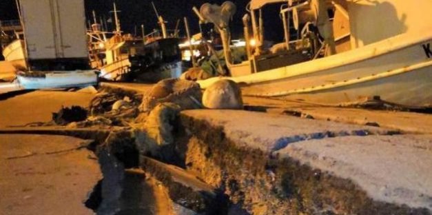 Άνοιξε στα... δύο το λιμάνι της Ζακύνθου από τον ισχυρό σεισμό (ΦΩΤΟ)