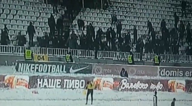 Οπαδοί της Παρτιζάν επιτέθηκαν σε βοηθό διαιτητή με… χιονόμπαλες (VIDEO)