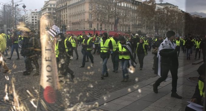 Σκηνικό πολέμου στο Παρίσι - Πάνω από 700 συλλήψεις στη διαδήλωση του κινήματος των «Κίτρινων Γιλέκων» (VIDEO)