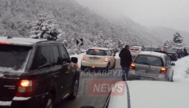 Καραμπόλα αυτοκινήτων στα Καλάβρυτα λόγω του χιονιά