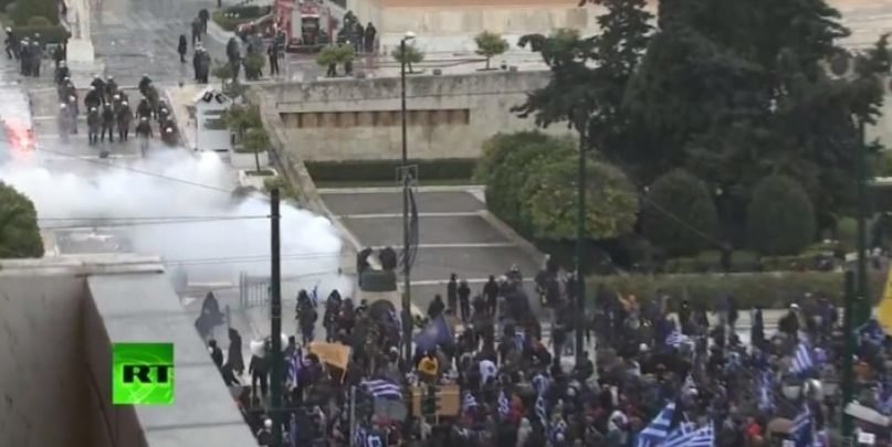 Ενταση και χημικά στο Σύνταγμα στο συλλαλητήριο για τη Μακεδονία (VIDEO)