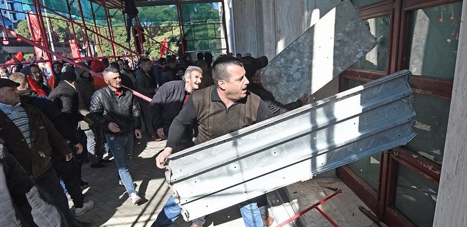 Σοβαρά επεισόδια στα Τίρανα - Διαδηλωτές προσπάθησαν να μπουν στο πρωθυπουργικό μέγαρο