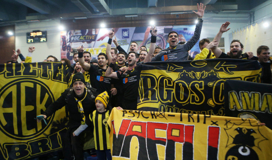 Παίκτες και κόσμος της ΑΕΚ, έγιναν ένα πανηγυρίζοντας την νίκη (ΦΩΤΟ)
