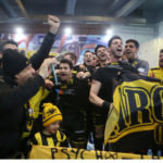 Παίκτες και κόσμος της ΑΕΚ, έγιναν ένα πανηγυρίζοντας την νίκη (ΦΩΤΟ)