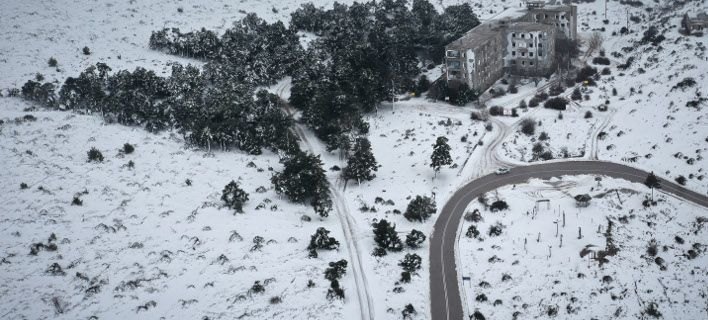 Κλειστή λόγω χιονόπτωσης η λεωφόρος Πάρνηθας από το τελεφερίκ και πάνω