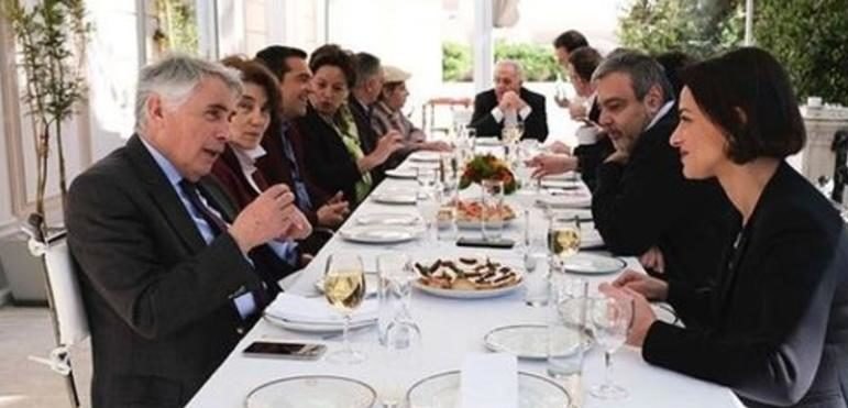 Το τραπέζι του Αλέξη Τσίπρα στους υποψήφιους ευρωβουλευτές στο Μαξίμου (ΦΩΤΟ)
