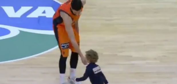 Φοβερό: Πιτσιρικάς διέκοψε το Βαλένθια - Τενερίφη για να παίξει (VIDEO)