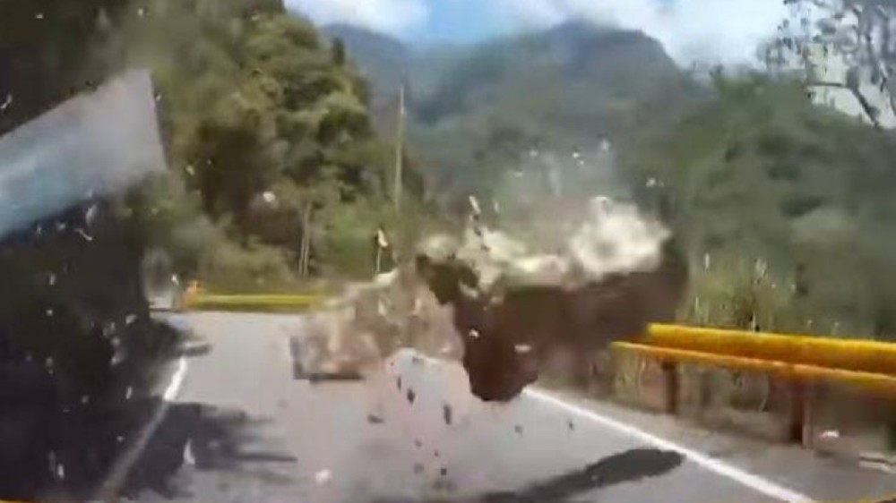 Βράχος έπεσε μπροστά σε αυτοκίνητο μετά από σεισμό (VIDEO)