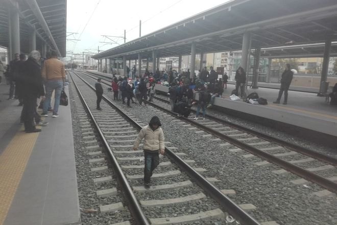 Κατάληψη από μετανάστες στον Σταθμό Λαρίσης, σταμάτησαν τα δρομολόγια