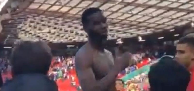 Επίθεση οπαδών της Μάντσεστερ Γιουνάιτεντ σε Πογκμπά: «Όλο με το γαμ@@@@@ Instagram ασχολείσαι» (VIDEO)