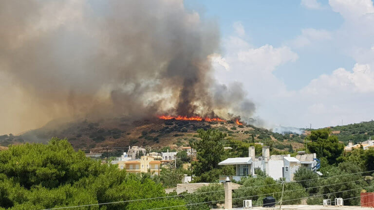 Φωτιά στο Λαγονήσι, εκκενώθηκαν σπίτια