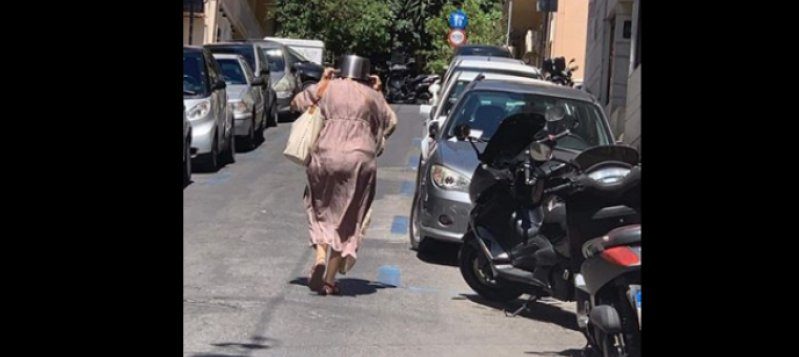 Σεισμός στην Αθήνα: Κάτοικος Κολωνακίου βγήκε στο δρόμο με κατσαρόλα στο κεφάλι (ΦΩΤΟ)