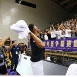Τρέλα στην Κίνα για μια... πετσέτα του Γιάννη Αντετοκούνμπο! (ΦΩΤΟ)