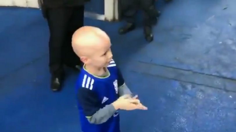 Μπέρμιγχαμ: Στο πόδι όλο το γήπεδο για τον μικρό που παλεύει με τον καρκίνο! (VIDEO)