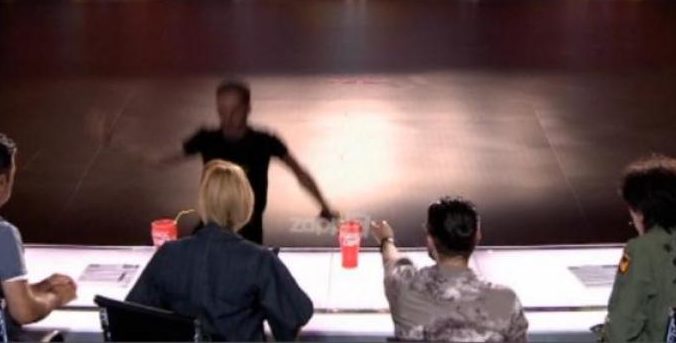 X-Factor: Γλίστρησε κι έπεσε από τη σκηνή! (VIDEO)