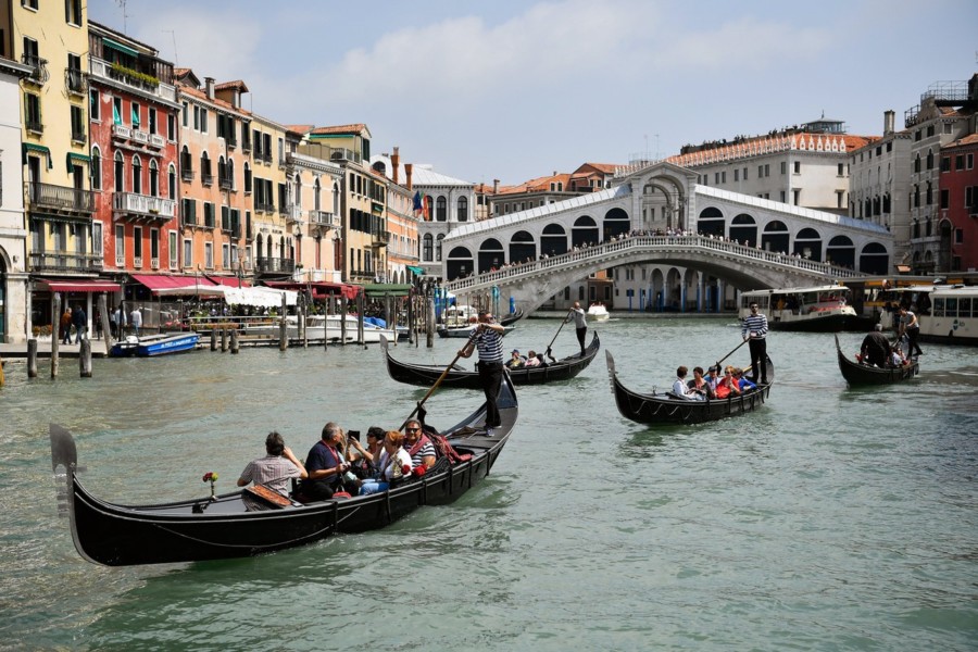 Γυμνοί οπαδοί της Σλάβια Πράγας έκαναν βουτιές στα κανάλια της Βενετίας