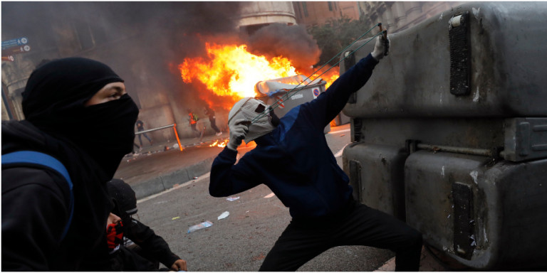 Σκηνές χάους στη Βαρκελώνη: Αγριες συγκρούσεις αυτονομιστών με αστυνομικούς (ΦΩΤΟ-VIDEO)