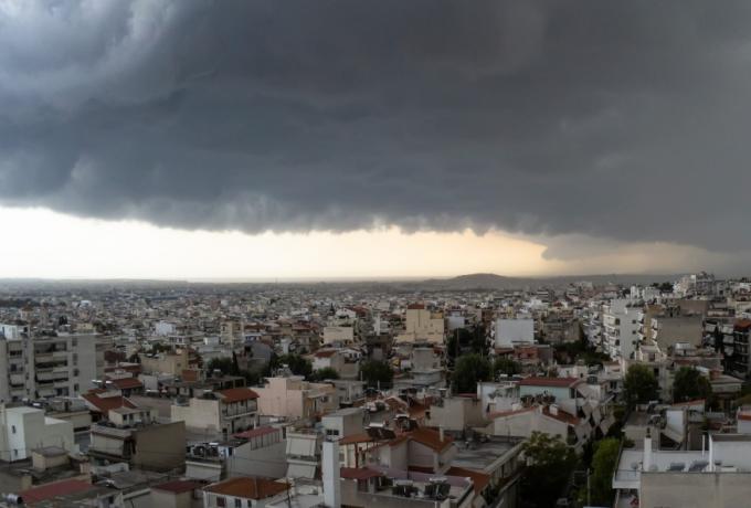 Τι είναι το σπάνιο φαινόμενο Shelf cloud που κάλυψε τον ουρανό της Αττικής